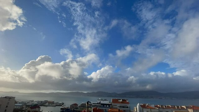 Timelapse de nubes  en movimiento  al atardecer en la r&iacute;a de Vigo con las Islas C&iacute;es de fondo