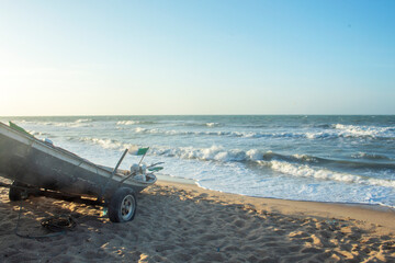 Barco na areia da praia 