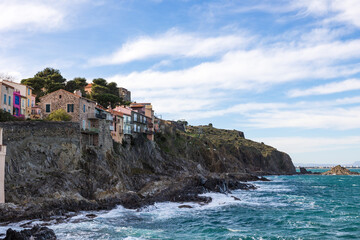 Vue sur la côte au nord de Collioure depuis la Chapelle Saint-Vincent (Occitanie, France)