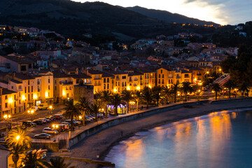 Fototapeta na wymiar Vue à la tombée de la nuit de la Plage du Port d’Avall à Collioure depuis La Glorieta (Occitanie, France)