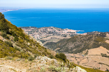 Fototapeta na wymiar Vue sur Collioure et sa baie au bord de la Méditerranée depuis le Massif des Albères (Occitanie, France)