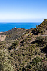 Vue sur le Fort Saint-Elme et le Fort Dugommier dominant la mer et la Côte Vermeille (Occitanie, France)