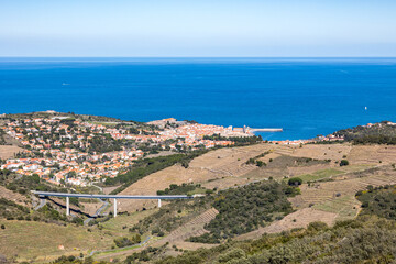 Vue sur Collioure, sa baie au bord de la Méditerranée et le Viaduc du Douy depuis le Massif des Albères (Occitanie, France)