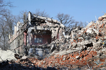 Fototapeta Rozwalone budynki mieszkalne w mieście spowodowane wybuchem bomby w czasie wojny.  obraz
