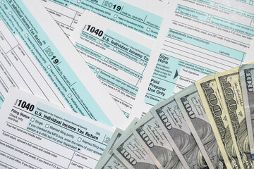 Obraz premium 1040 individual income tax return with dollar on table