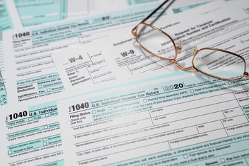 Obraz premium 1040 US individual income tax form with glasses