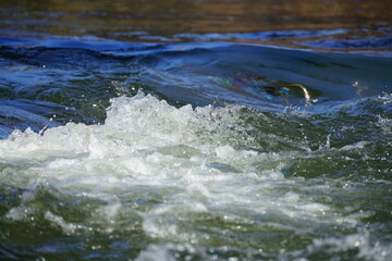 Stromschnelle in einem Fluss mit spritzendem, schäumendem Wasser