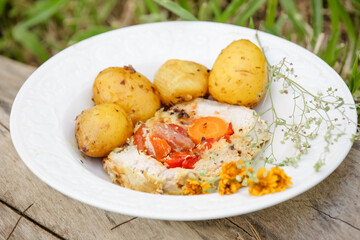 Lombo em prato exótico com ervas de batata e cebola.	
