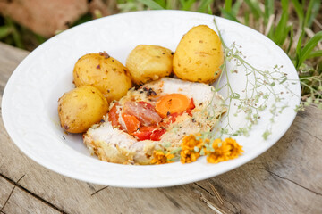 Lombo em prato exótico com ervas de batata e cebola.	
