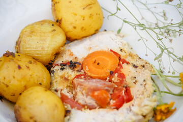 Lombo em prato exótico com ervas de batata e cebola.	

