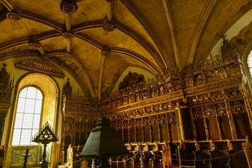 Chorgestühl und Rückwand in der Klosterkirche Santa Cruz (Coimbra), Portugal 