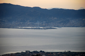 Obraz premium Messina as seen from mainland Italy.