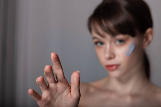 Ritratto luminoso di ragazza con lentiggini