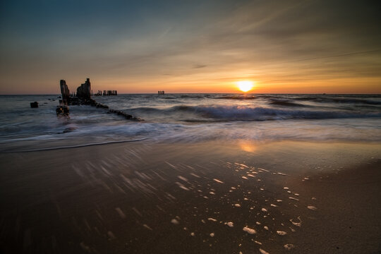 Morze, wschód słońca, zachód słońca, molo, plaża, kutry rybackie, piękny krajobraz nadmorski. © Artur Wojtczak 