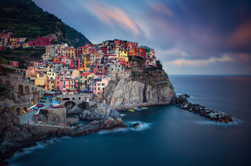 Liguria, Manarola, wioska na skałach, osada rybacka, piękne włoskie miasteczko, Morze Liguryjskie - obrazy, fototapety, plakaty