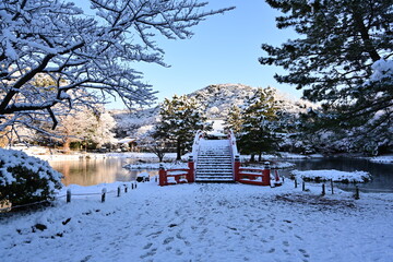 雪景色の称名寺阿字が池日本庭園