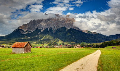 Austriacki krajobraz, alpejski pejzaż, Austria drewniana stodoła, pastwisko, góry Alpy w tle