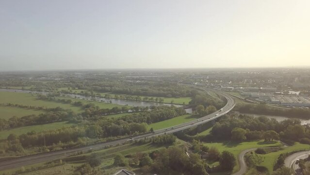 Autoroute dans un paysage de campagne vue depuis un drone 4K