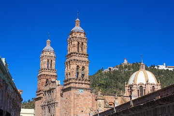 Vista de la Catedral de Zacatecas y el cerro de la Bufa - obrazy, fototapety, plakaty