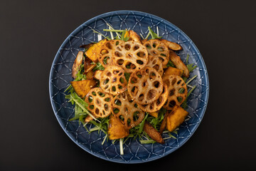 蓮根チップスと素揚げ野菜のサラダ