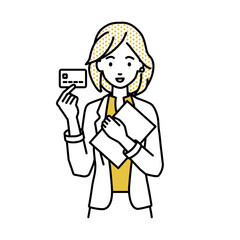 立って書類とカードを手に持つジャケットの女性