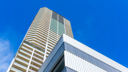 Fototapeta premium Exterior of high-rise condominium and refreshing blue sky scenery_w_80