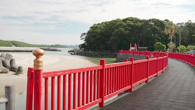海沿いに建つ照嶋神社の景色