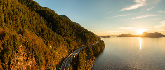 Luftpanoramablick auf den Sea to Sky Highway an der Westküste des Pazifischen Ozeans. Sonniger Winter-bunter Sonnenuntergang. Das Hotel liegt im Howe Sound zwischen Vancouver und Squamish, British Columbia, Kanada.