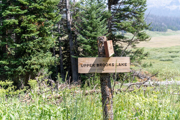 Sign directing hikers to Upper Brooks Lake in Wyoming