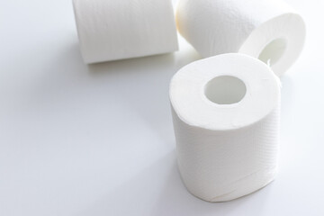 白い机の上に三つの白いトイレットペーパー