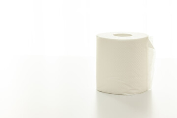 白い机の上に置かれた白いトイレットペーパー