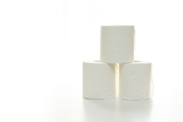 テーブルに積まれた三つのトイレットペーパー
