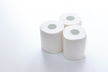 三つのトイレットペーパーと白背景