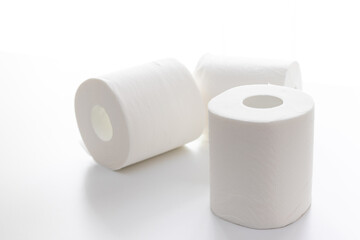 白い背景に白いトイレットペーパー