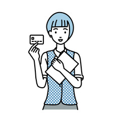 立って書類とカードを手に持つ事務員制服の女性