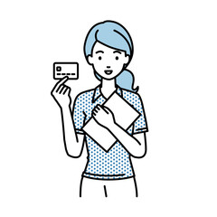 立って書類とカードを手に持つポロシャツの女性