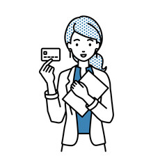 立って書類とカードを手に持つジャケットの女性