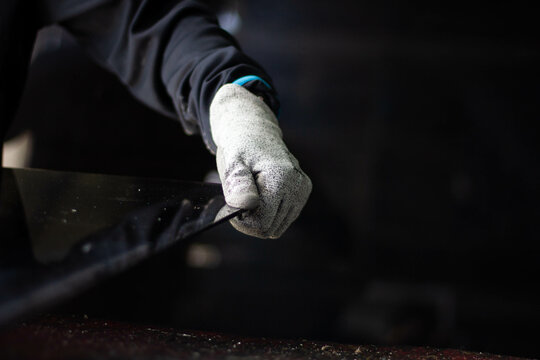 Gloves to cut glass and sharp objects.