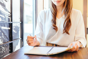 ノートを開く女性　Open note