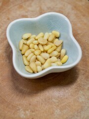 도자기 접시에 담긴 잣
