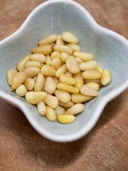 도자기 접시에 담긴 잣
