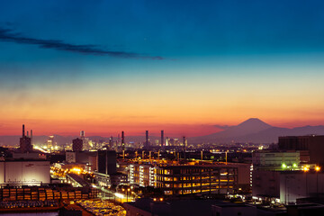 Fototapeta na wymiar 川崎から夕焼けに染まる富士山シルエット