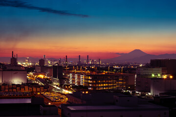 Fototapeta na wymiar 川崎から夕焼けに染まる富士山シルエット