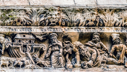 Facade Noah Statues Cathedral Church Nimes Gard France