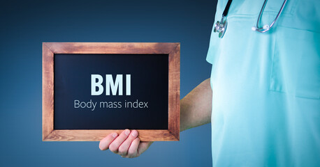 BMI (Body mass index). Arzt zeigt Schild/Tafel mit Holz Rahmen. Hintergrund blau