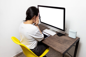 Mujer trabajando con tableta digital de diseño con pantalla en blanco. 
