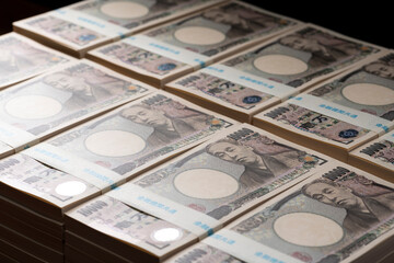 積み上げた一万円の札束（一億円）