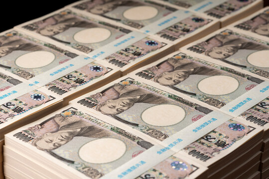 積み上げた一万円の札束（一億円）