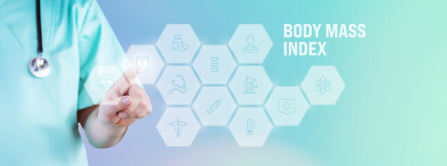 Body mass index (BMI). Männlicher Arzt zeigt mit Finger auf digitales Hologramm aus Icons. Text mit medizinischen Begriff. Konzept für Digitalisierung in der Medizin