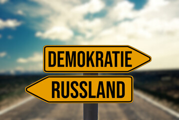 Zwei Pfeile zeigen auf Richtungen Russland und Demokratie